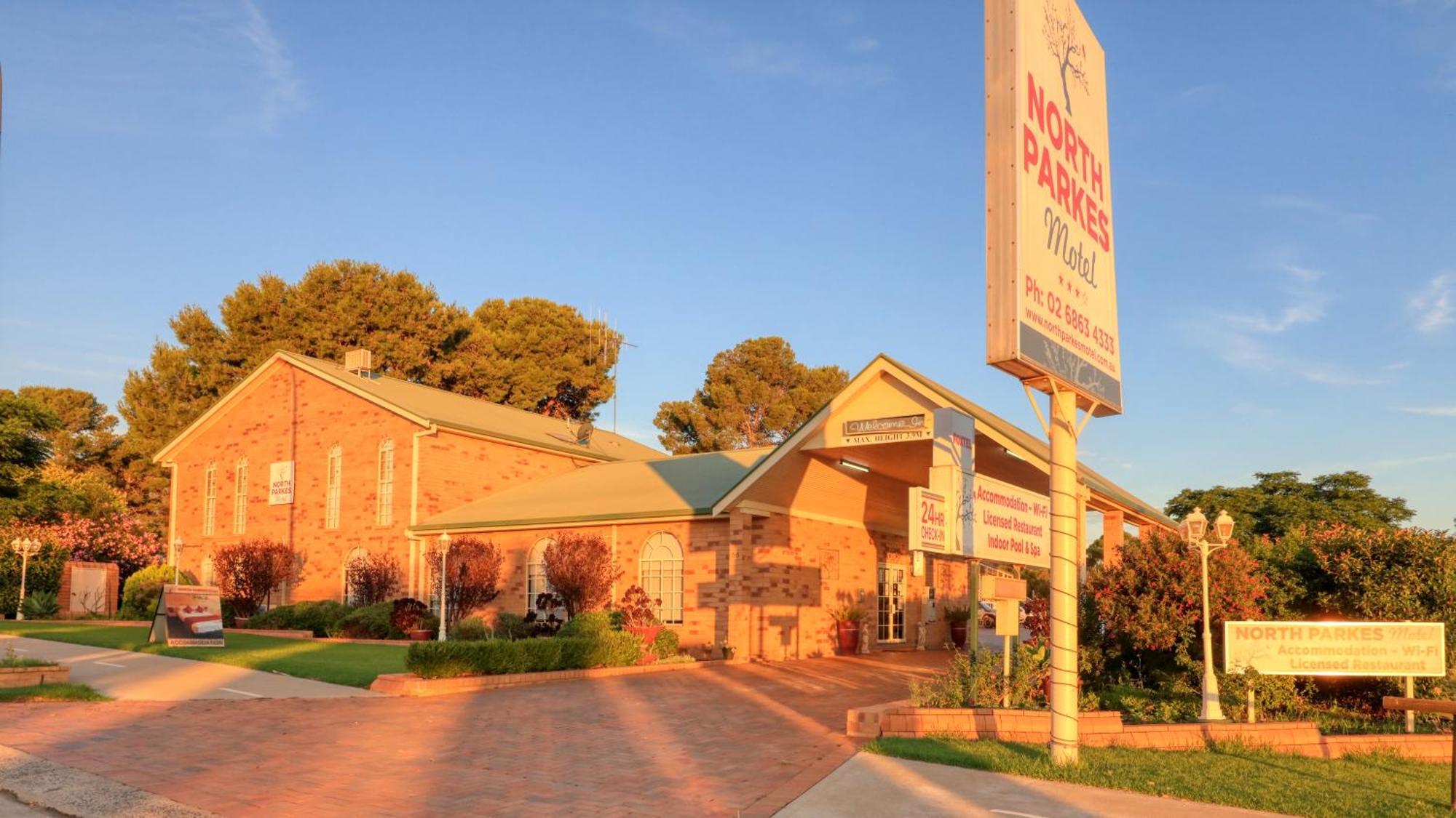 North Parkes Motel Exteriör bild